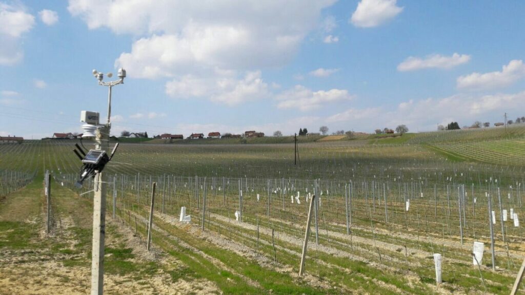 eVineyard-weather-station-in-vineyard